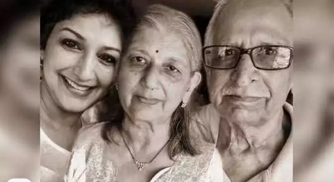 Sonali Bendre and her mother